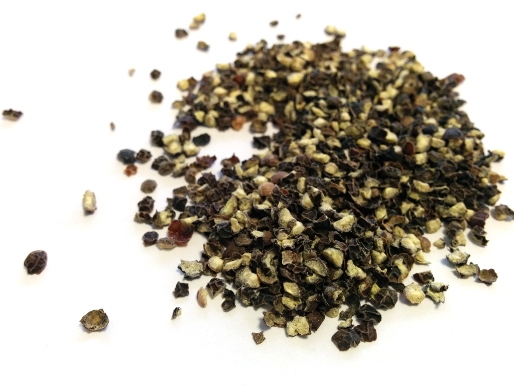 CRACKED BLACK PEPPER 12 MESH 25KG SACK - L